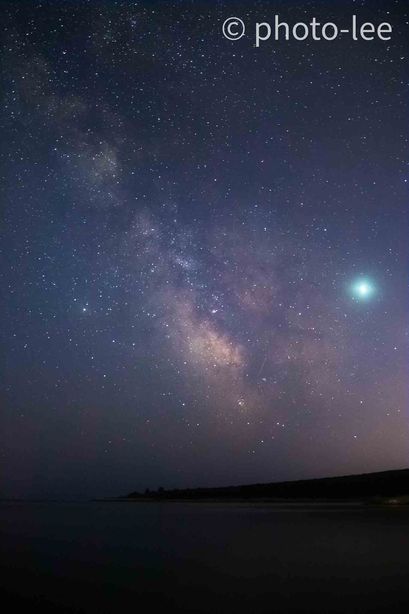 Die Milchstraße über dem Meer in Kroatien